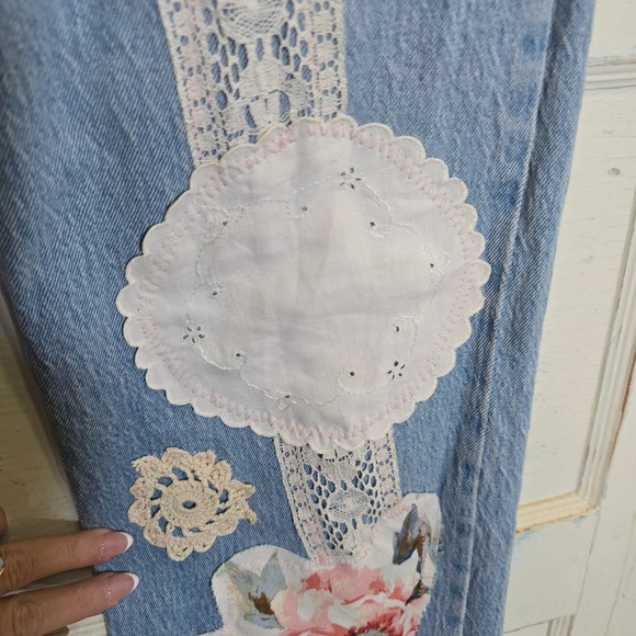 Upcycled Abercrombie womens jeans lace doilies appliques‎ raw hem 25/0 - Picture 9 of 11